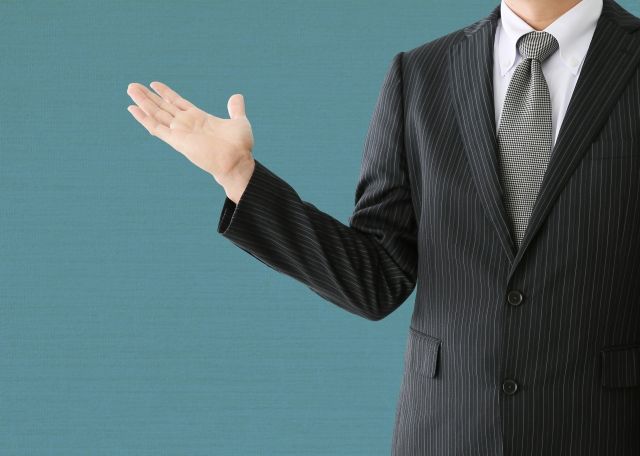 案内をする男性